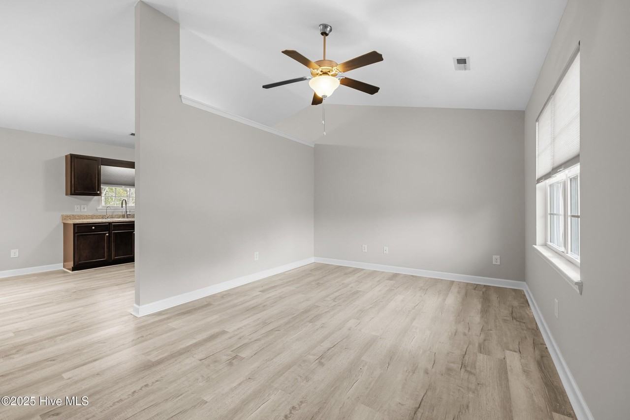 322 Reid Ct N - Photo 7 of 36