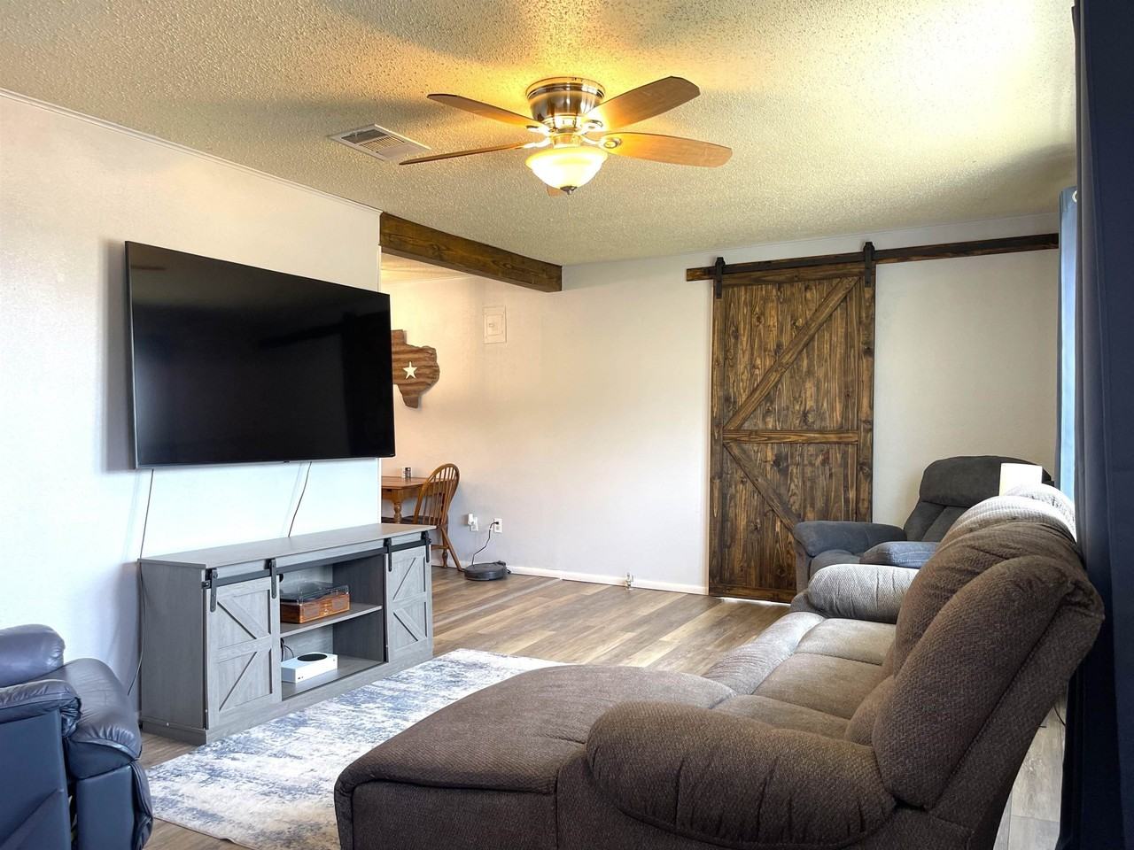 1101 E College St - Photo 5 of 25