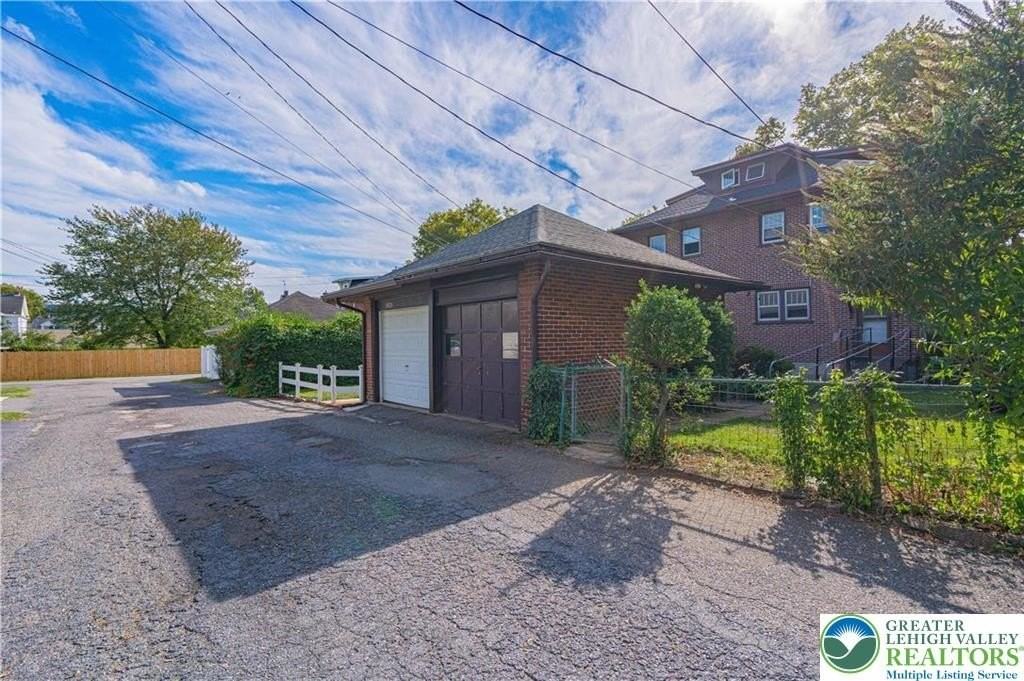 1030 N New St - Photo 3 of 11