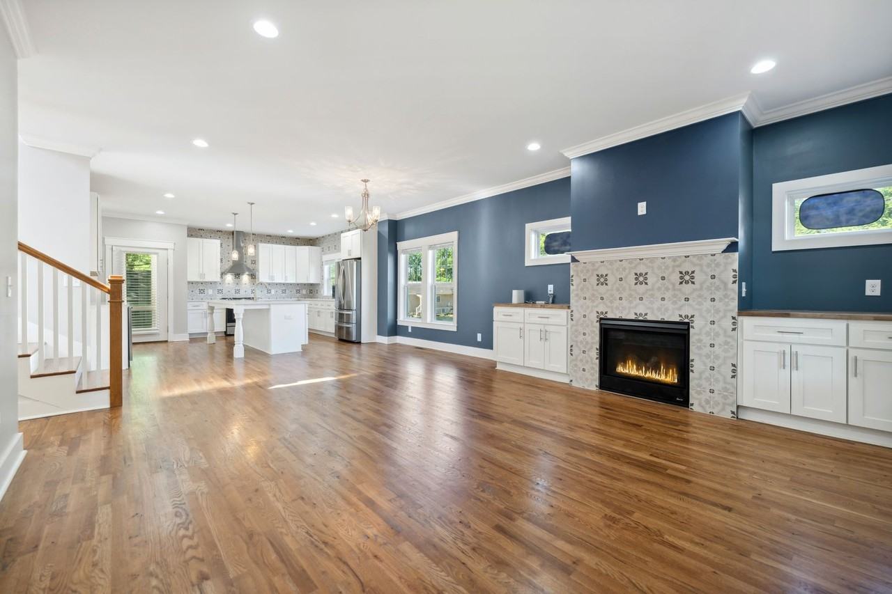 2411 Green St - Photo 4 of 19