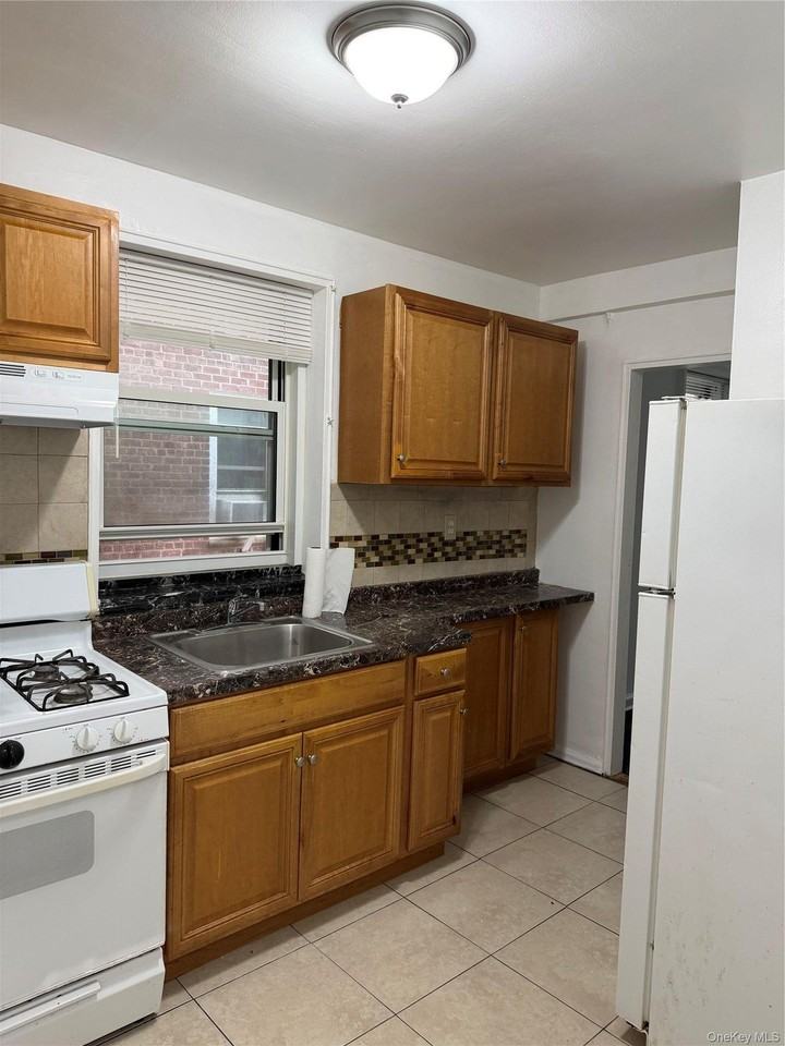 3415 74th St #2K - Photo 4 of 10