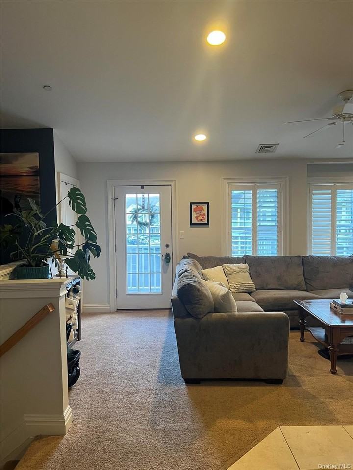 12 Della Dr - Photo 3 of 11