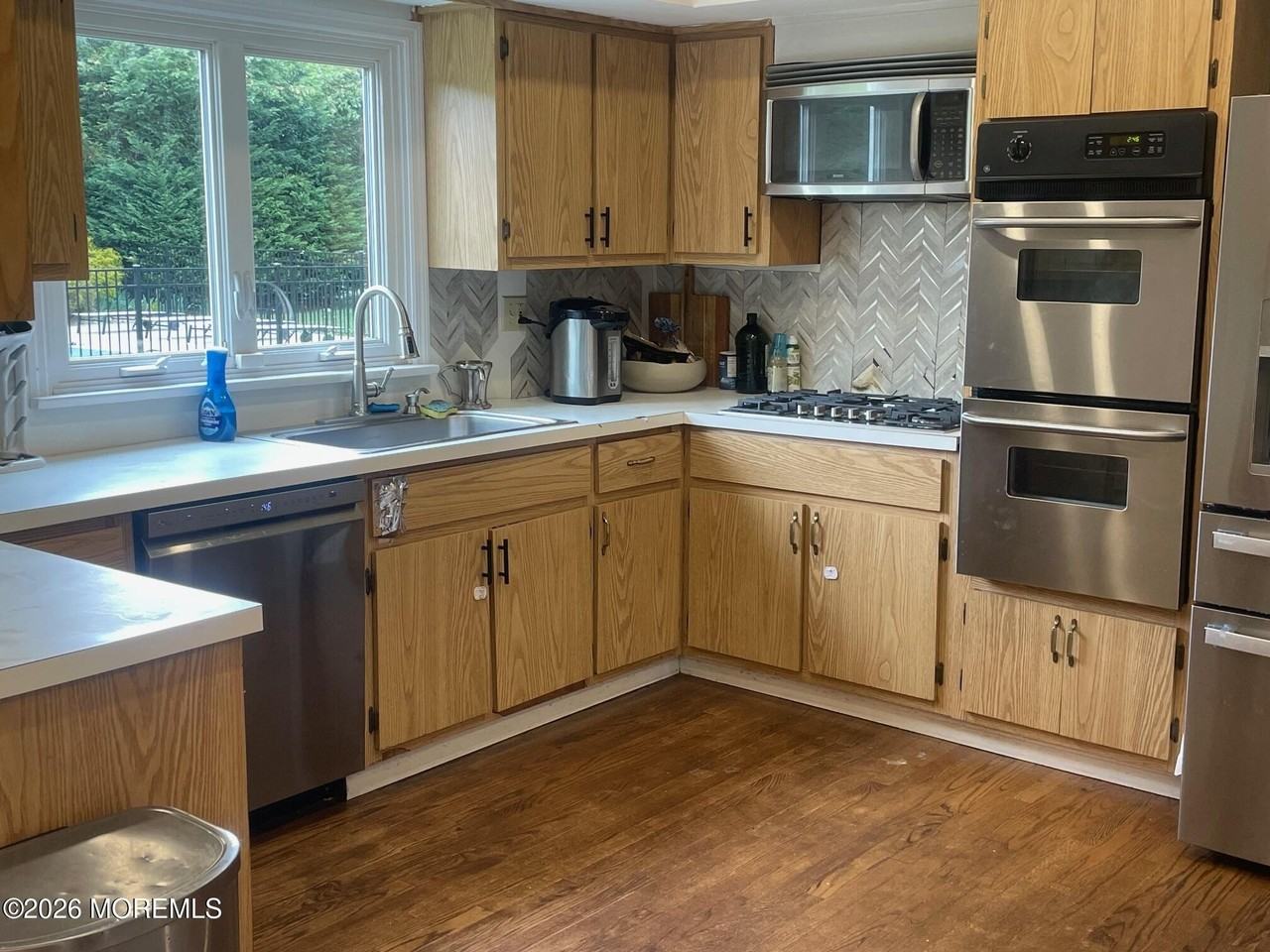 81 Hollywood Ave - Photo 5 of 13