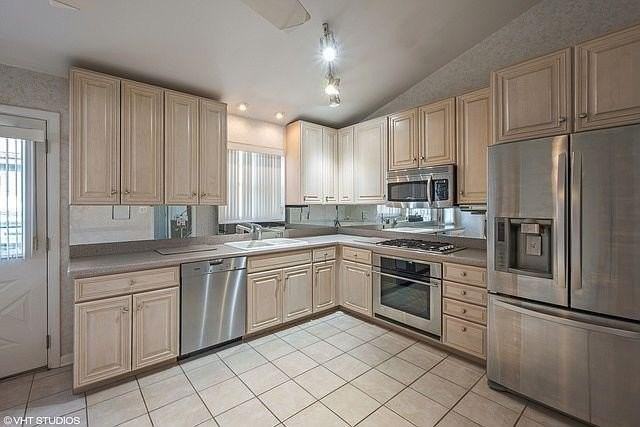 614 Leamington Ave - Photo 4 of 13