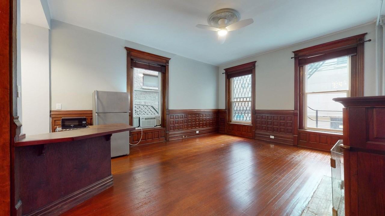 21 E Division St #1S - Photo 2 of 9