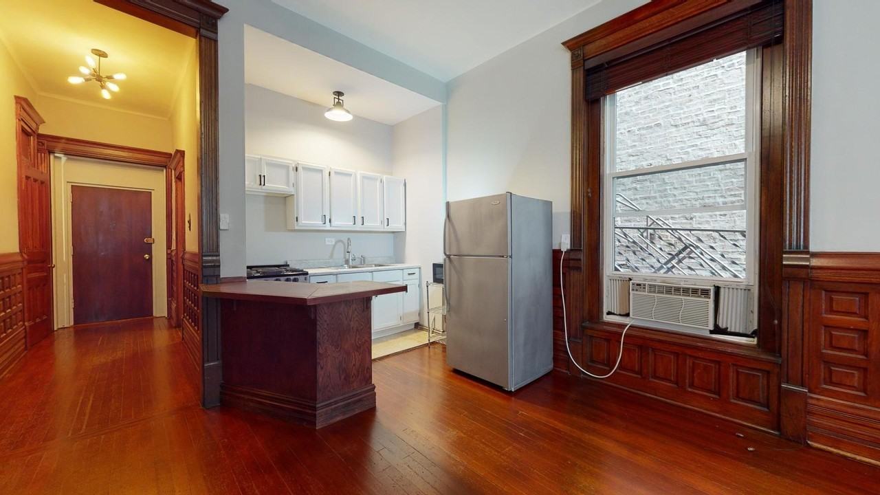 21 E Division St #1S - Photo 5 of 9