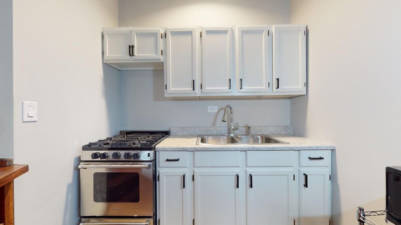 21 E Division St #1S - Photo 6 of 9