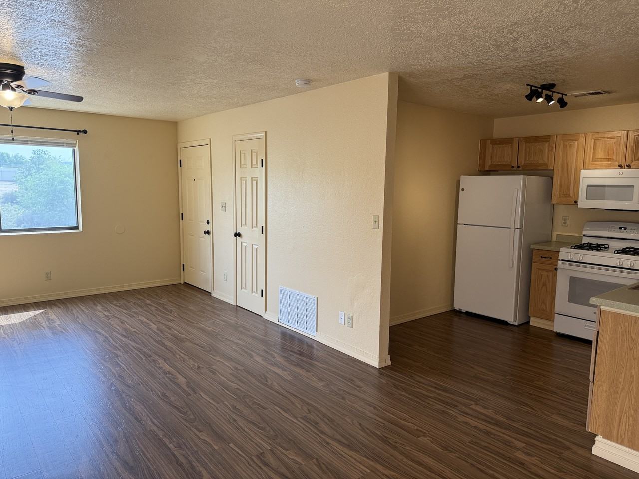 1721 Girard Blvd Se #C - Photo 4 of 15