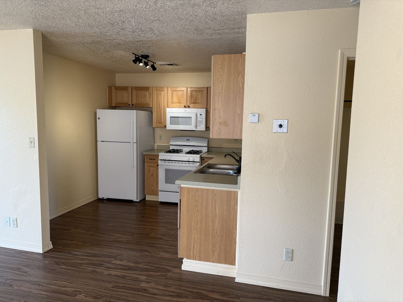 1721 Girard Blvd Se #C - Photo 5 of 15