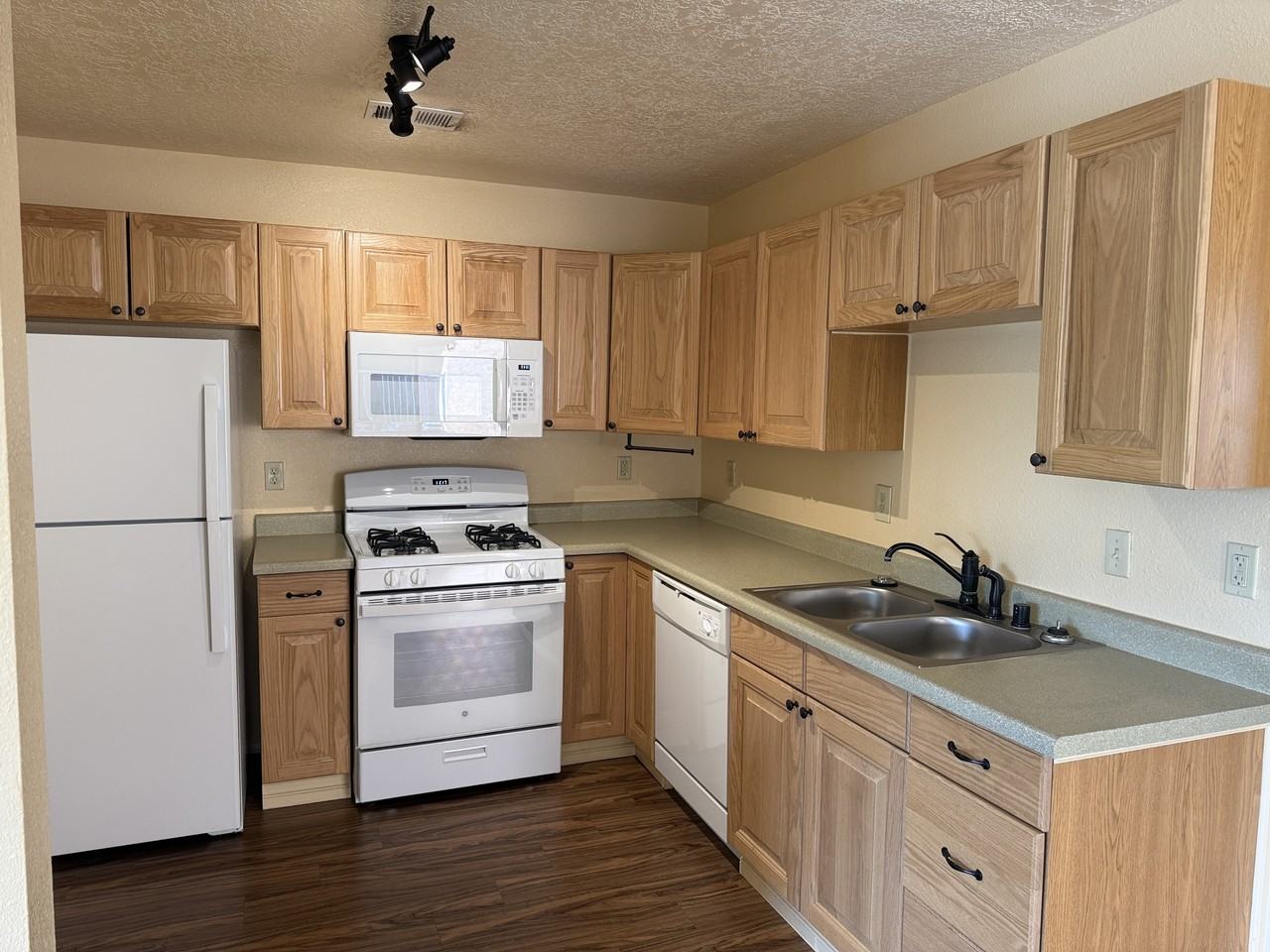 1721 Girard Blvd Se #C - Photo 6 of 15