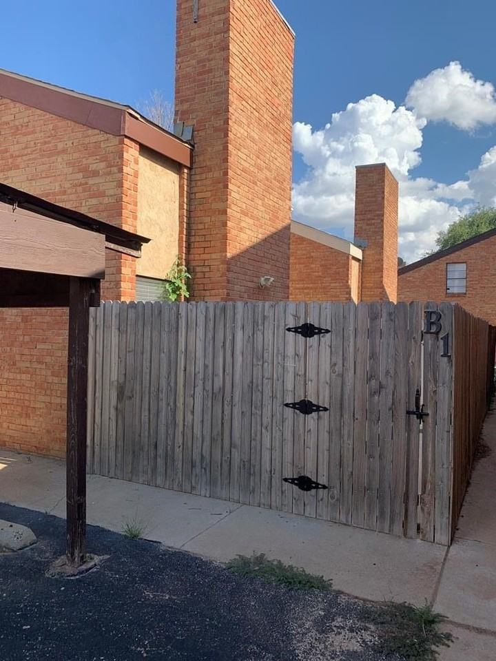 2230 E 52nd St #B1 - Photo 2 of 9