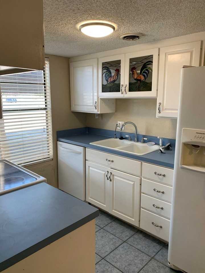 2230 E 52nd St #B1 - Photo 5 of 9