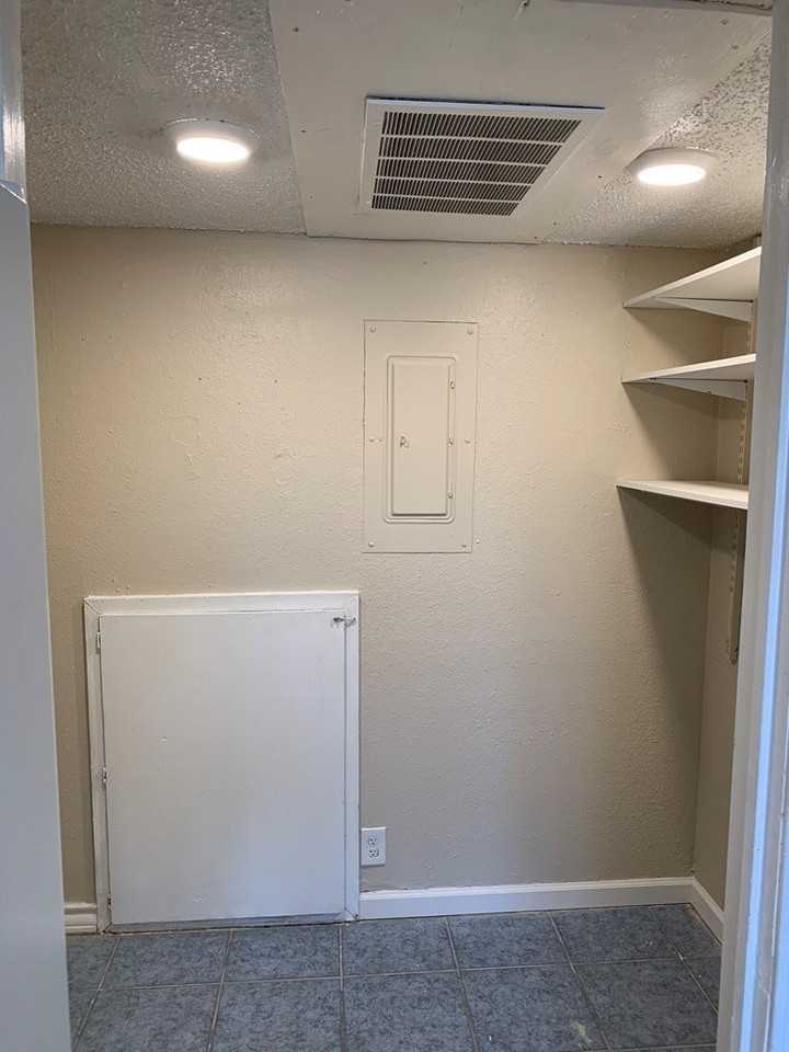 2230 E 52nd St #B1 - Photo 6 of 9