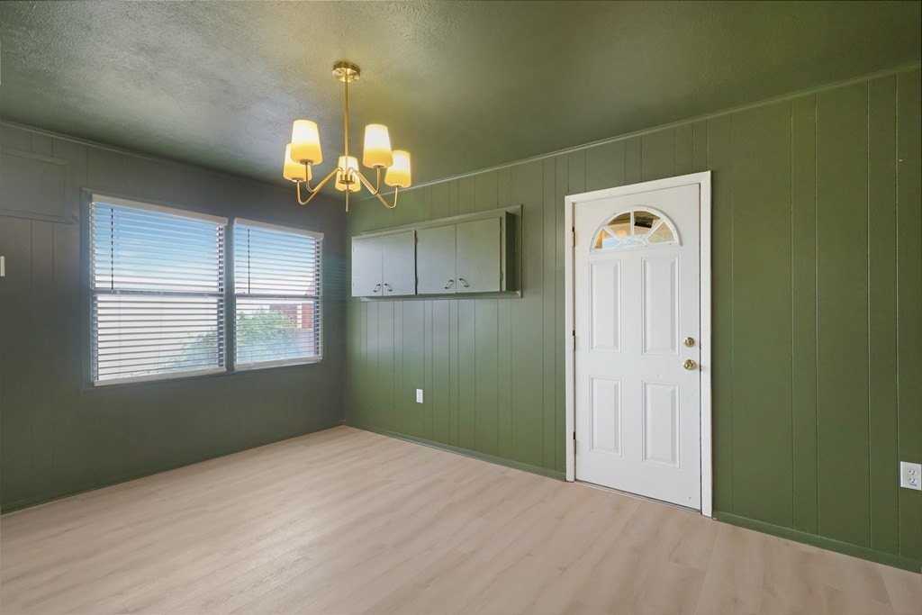 1402 E 21st St - Photo 2 of 13