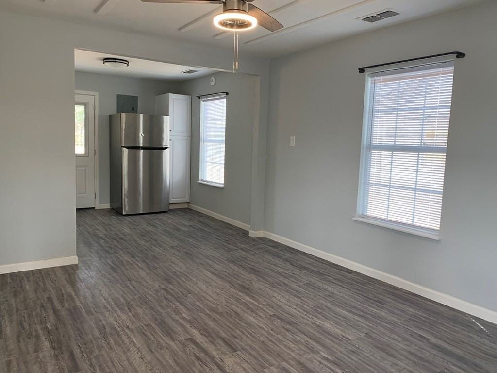 1909 N Hancock Ave - Photo 3 of 9