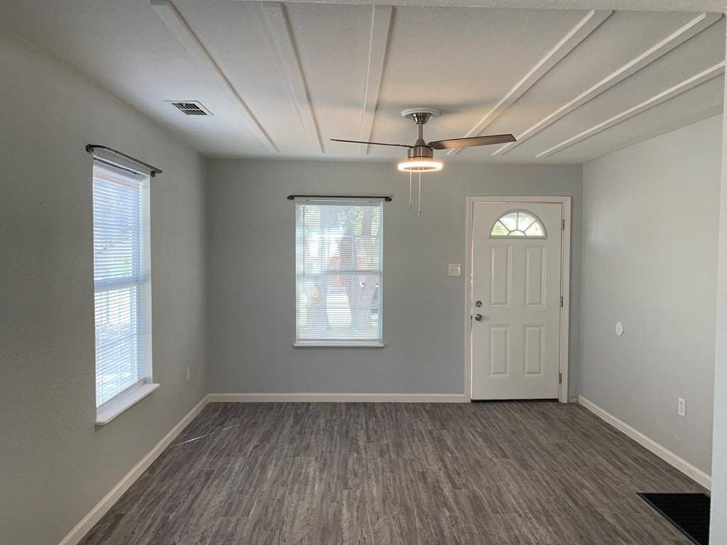 1909 N Hancock Ave - Photo 5 of 9