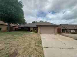 featured image of 325 E Parkland Dr