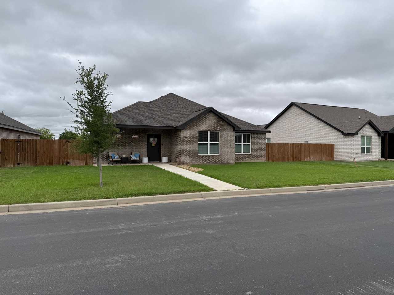 1922 Lamplighter Ln - Photo 2 of 15