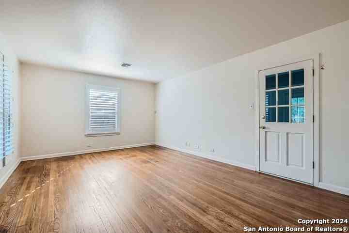 320 Harmon Dr - Photo 6 of 31