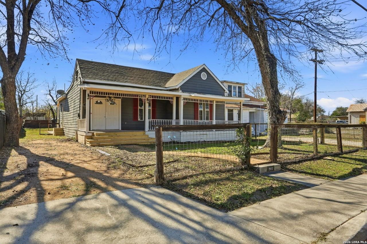 202 Helena St - Photo 2 of 24