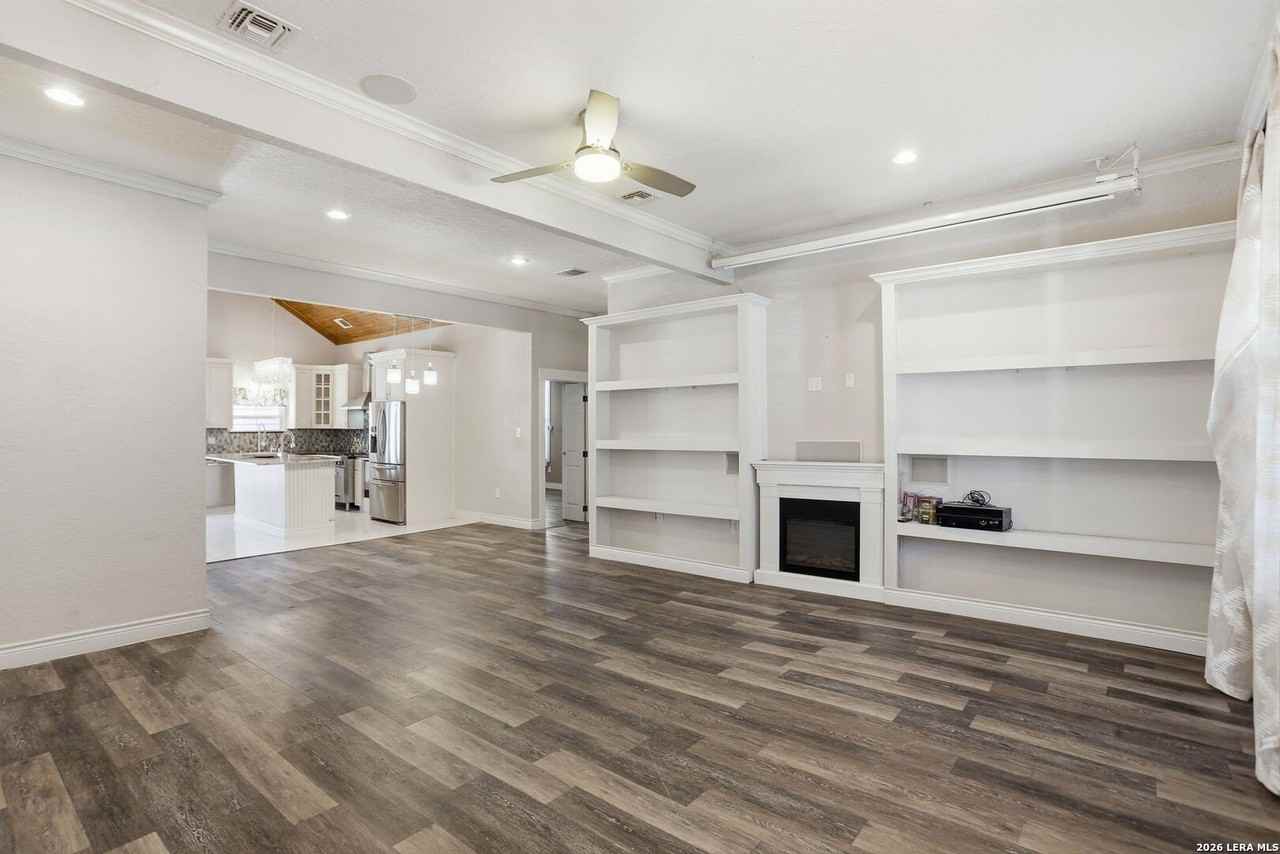 202 Helena St - Photo 4 of 24