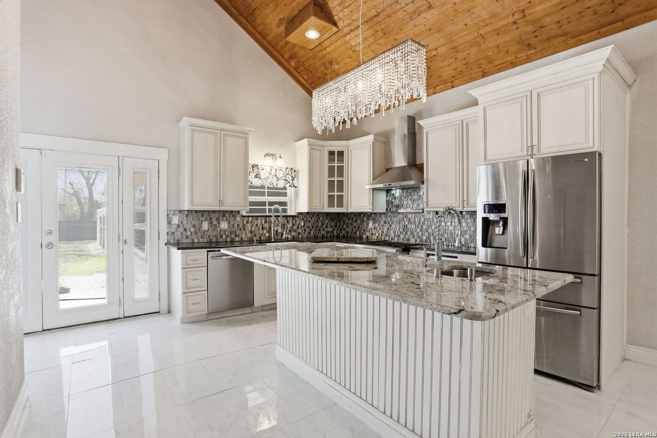 202 Helena St - Photo 6 of 24