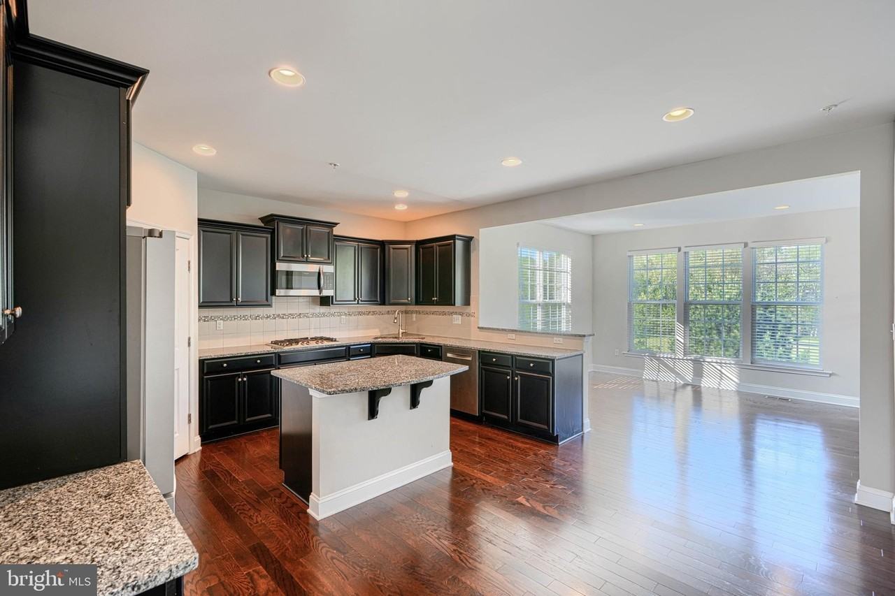 9768 Powder Hall Rd - Photo 6 of 31