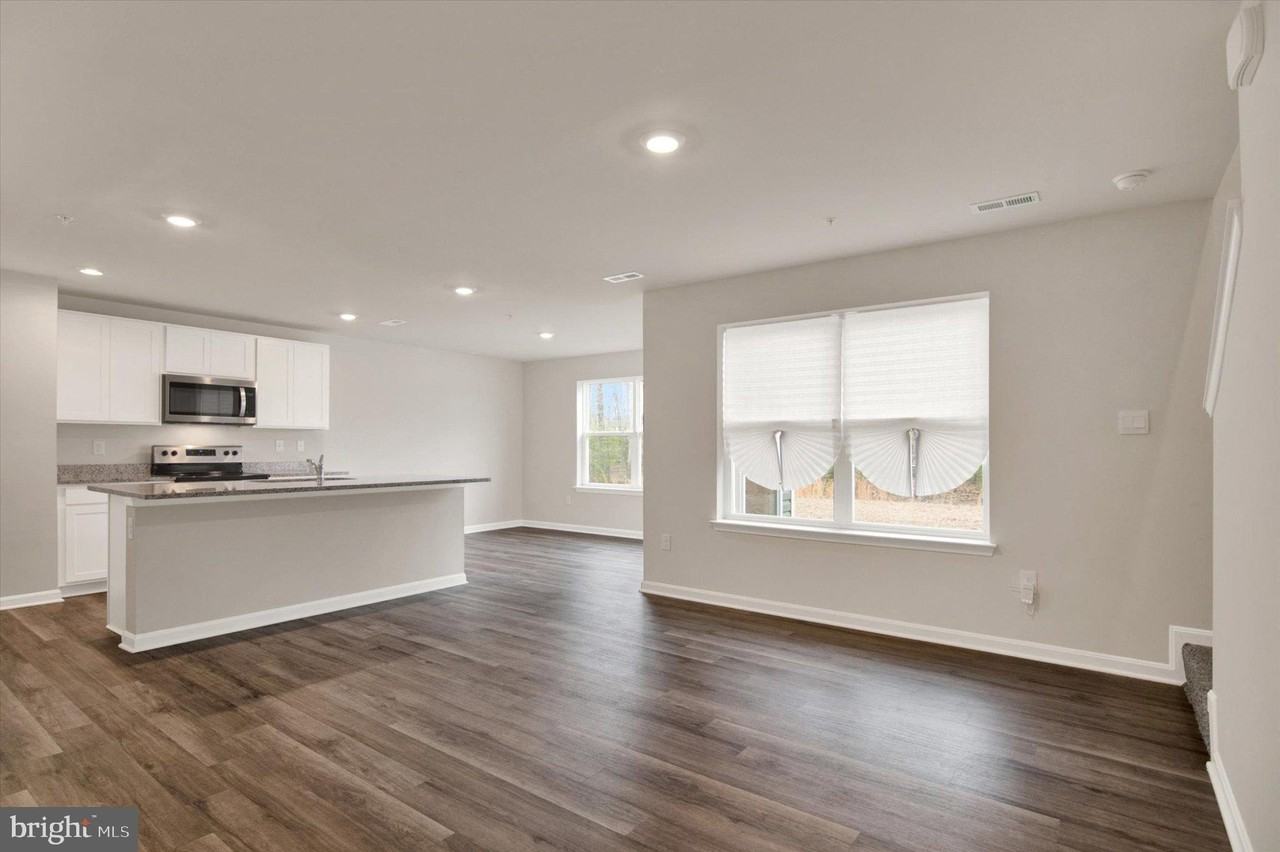 166 Charming Forest Ave - Photo 3 of 28