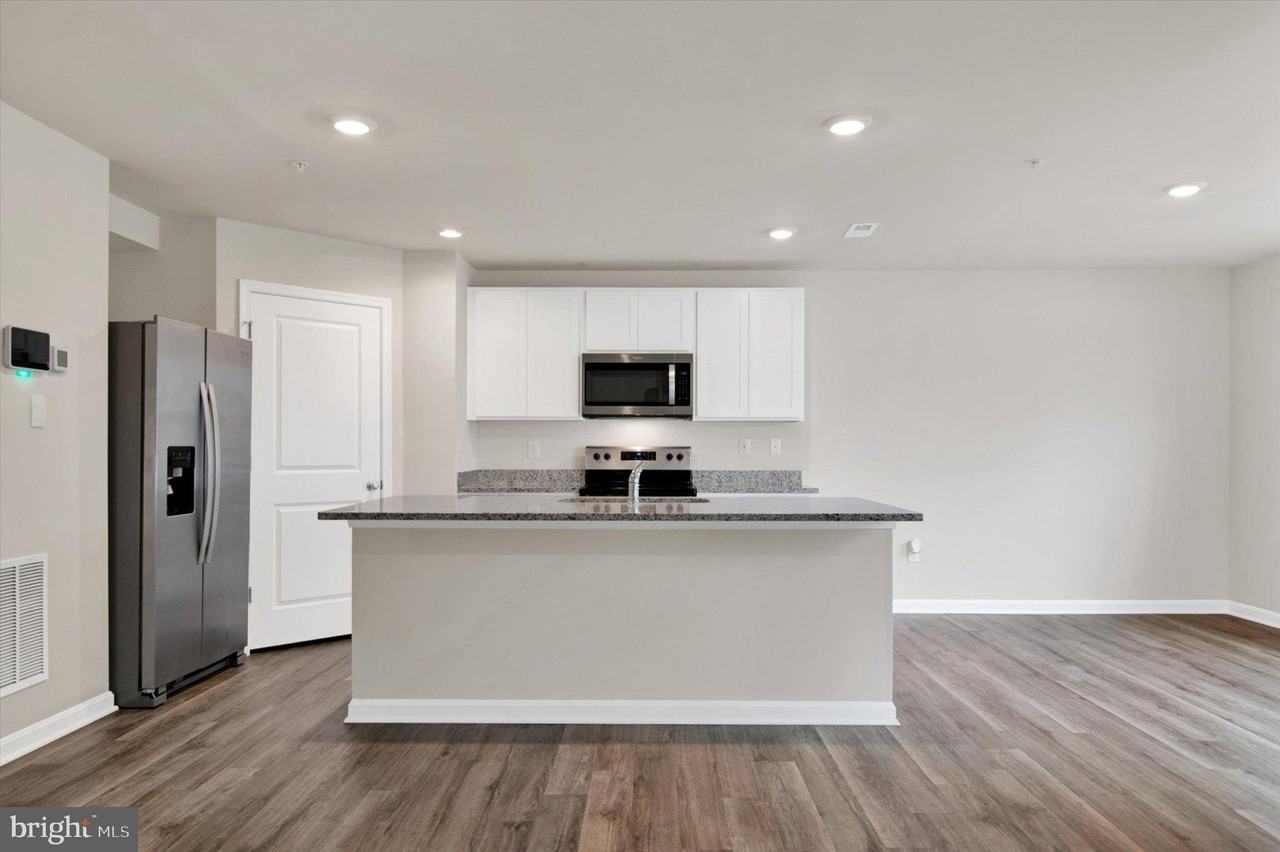 166 Charming Forest Ave - Photo 4 of 28