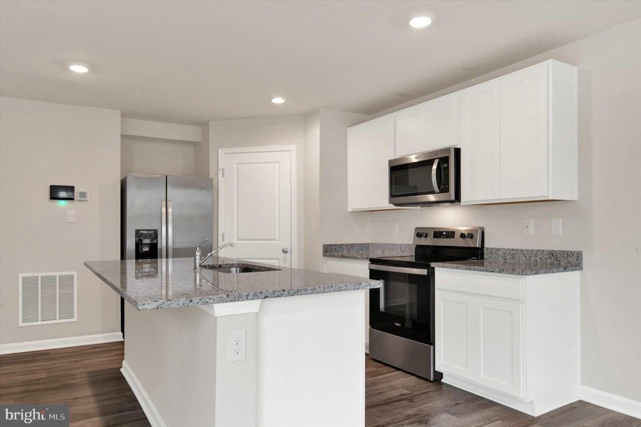 166 Charming Forest Ave - Photo 5 of 28