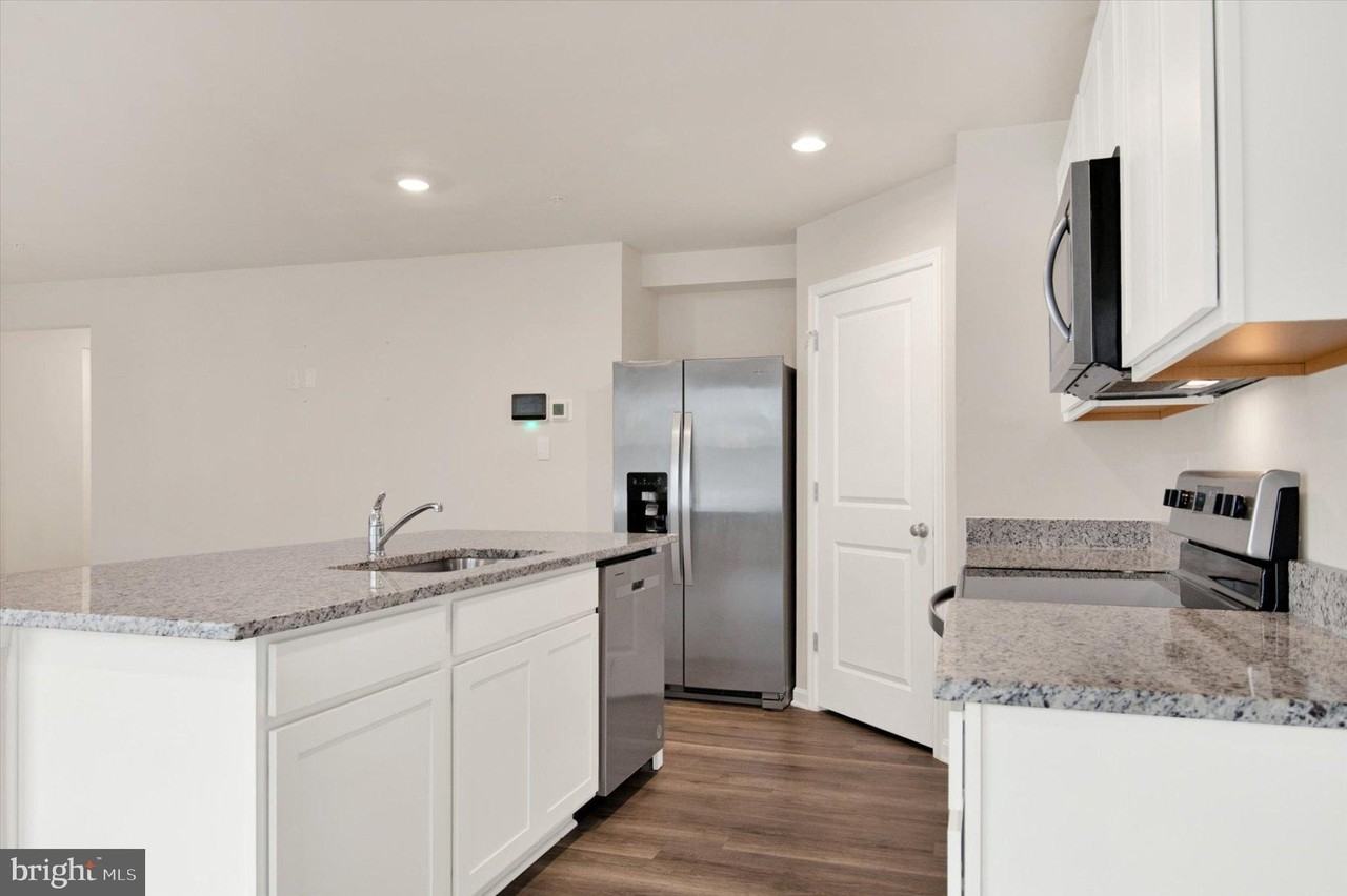 166 Charming Forest Ave - Photo 6 of 28