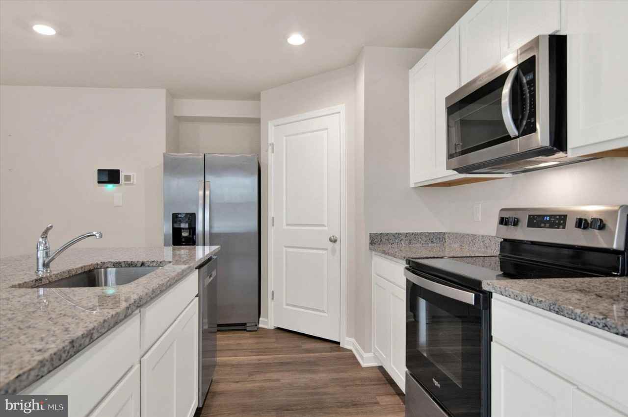 166 Charming Forest Ave - Photo 7 of 28