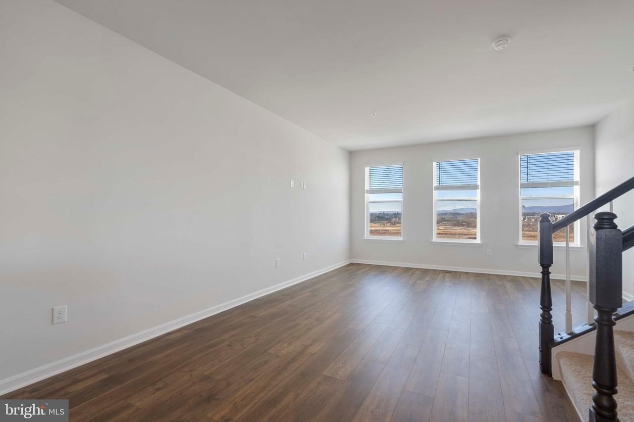 462 Tiller St - Photo 3 of 34