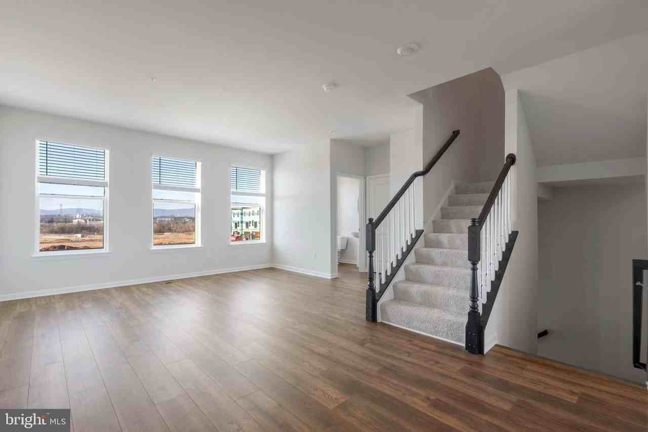 462 Tiller St - Photo 4 of 34