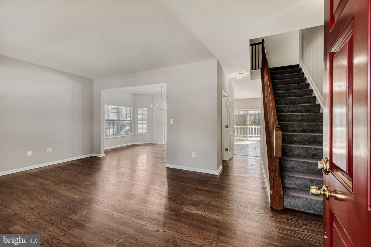 8375 Mitzy Ln - Photo 5 of 29