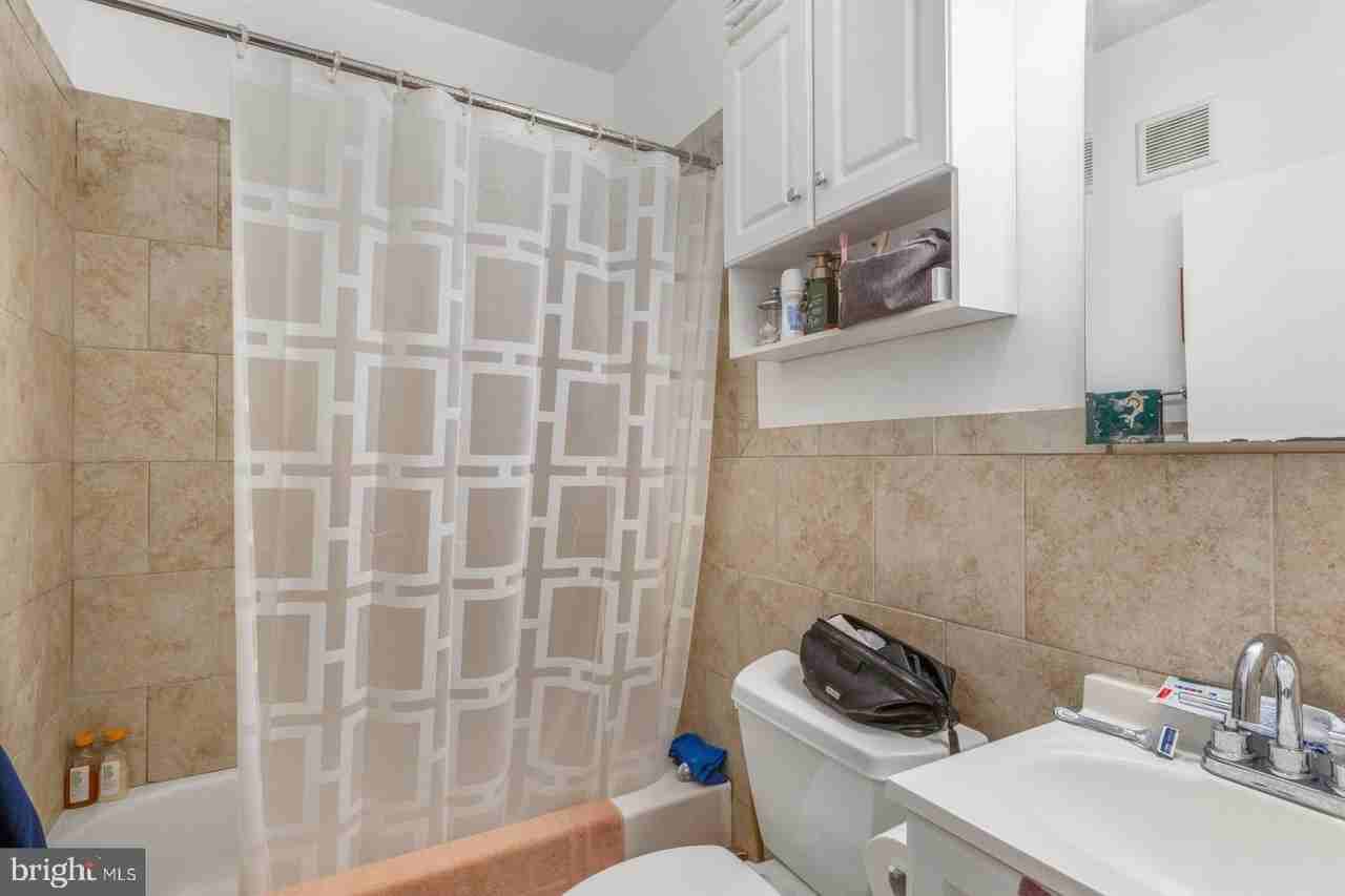 821 Catharine St #1 - Photo 4 of 15