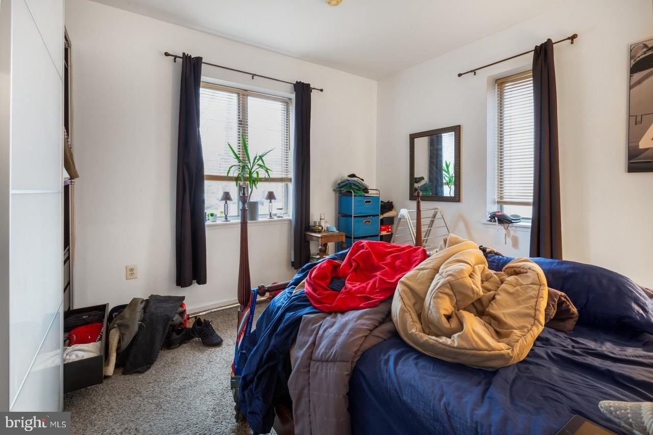 821 Catharine St #1 - Photo 5 of 15