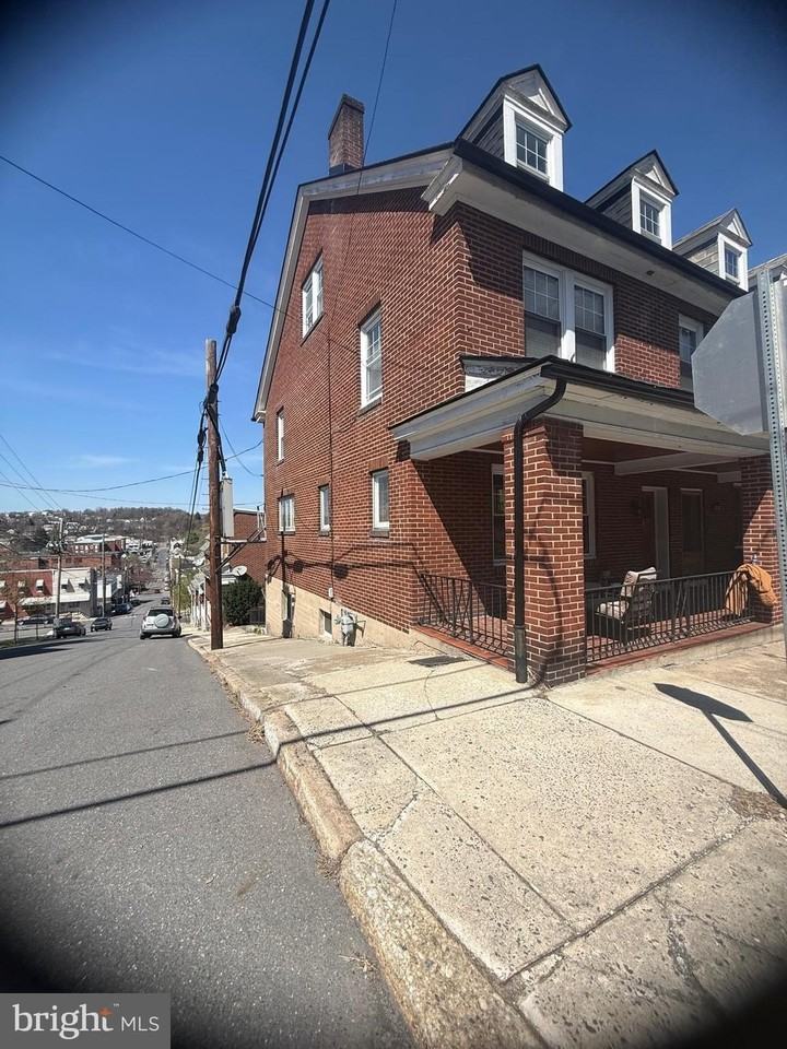 1132 Mahantongo St - Photo 4 of 33
