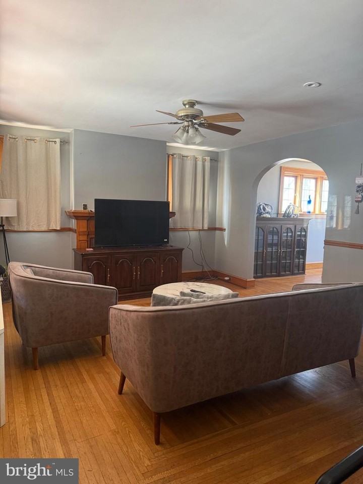 1132 Mahantongo St - Photo 6 of 33