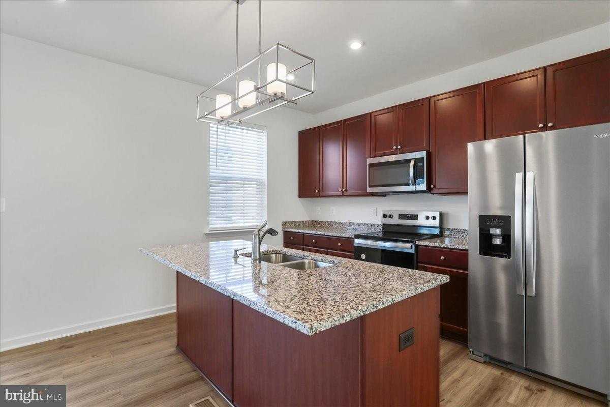 100 Stafford Pl - Photo 5 of 44