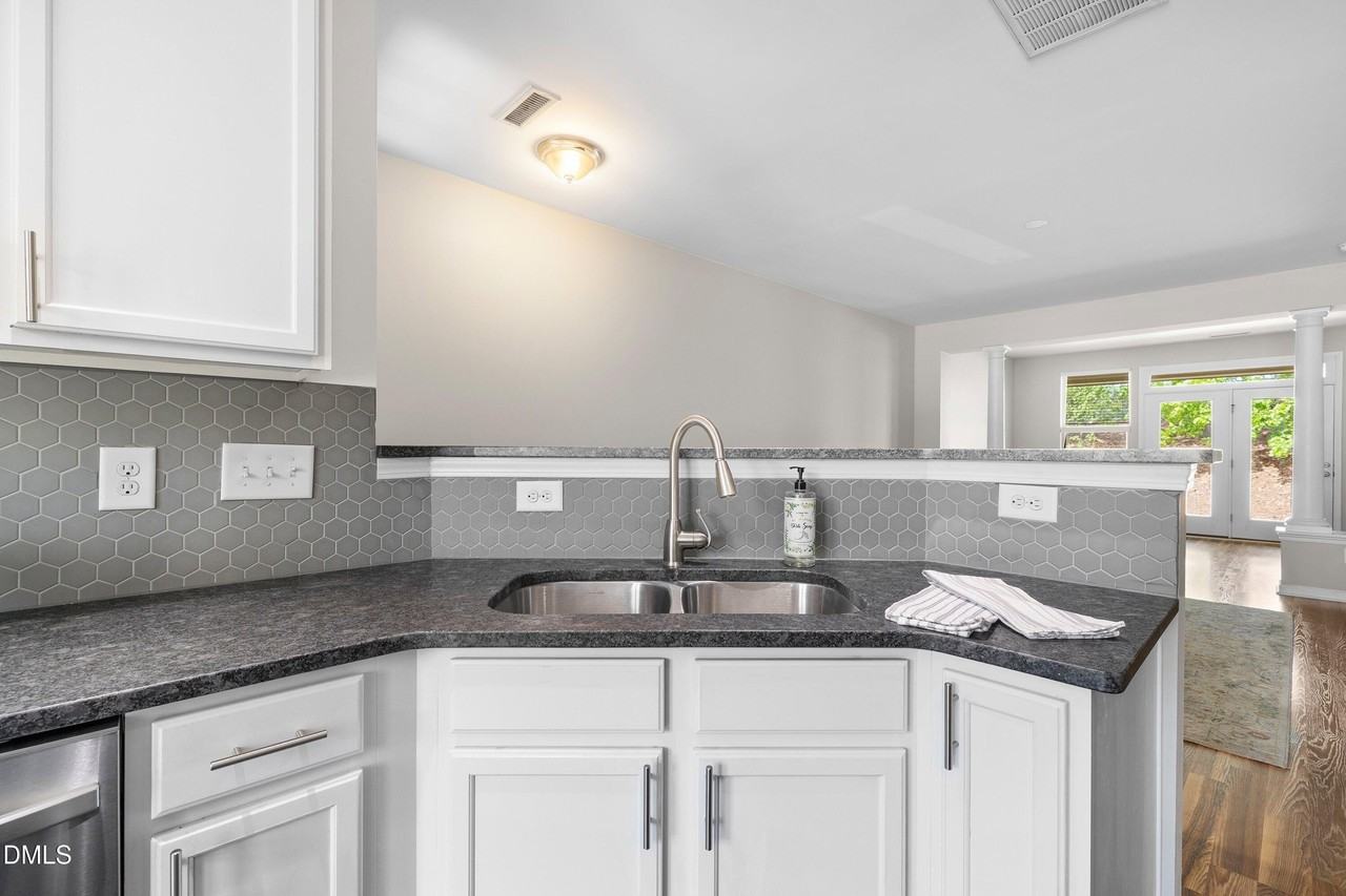 120 Point Comfort Ln - Photo 6 of 48