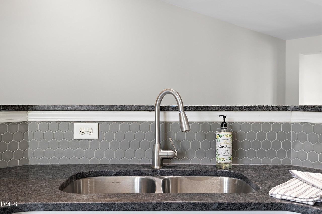 120 Point Comfort Ln - Photo 7 of 48