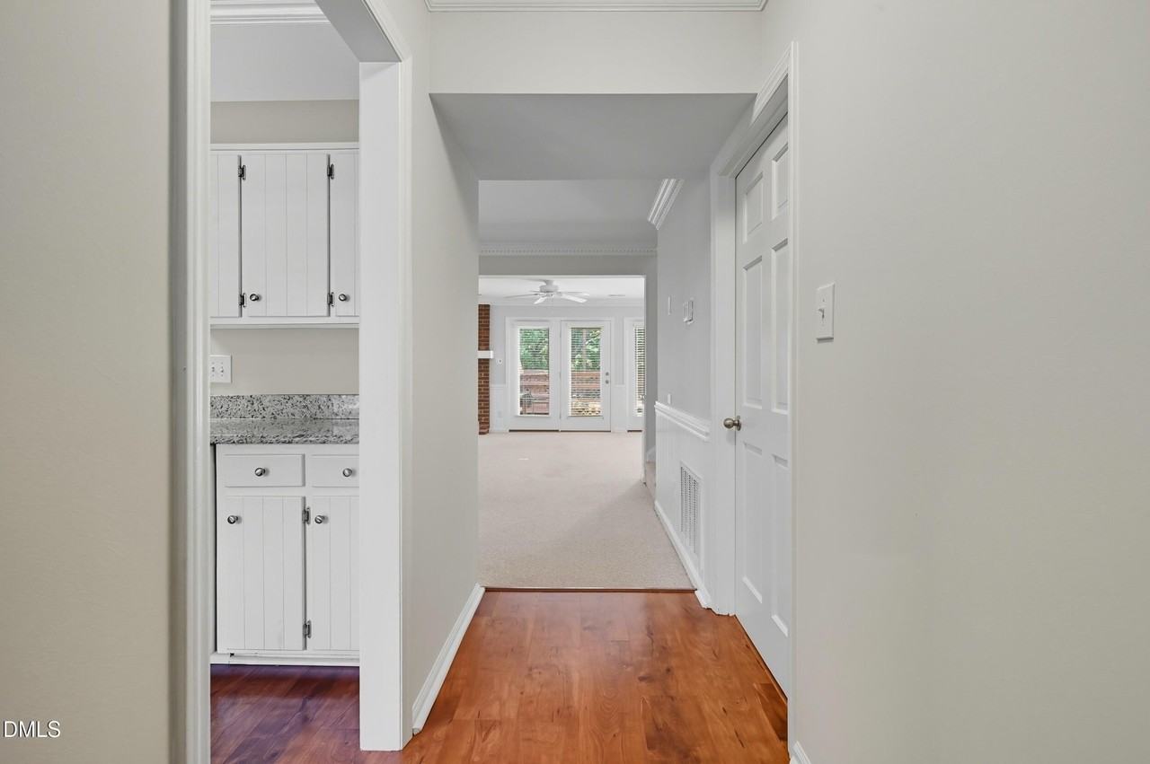 1525 Edgeside Ct - Photo 4 of 26