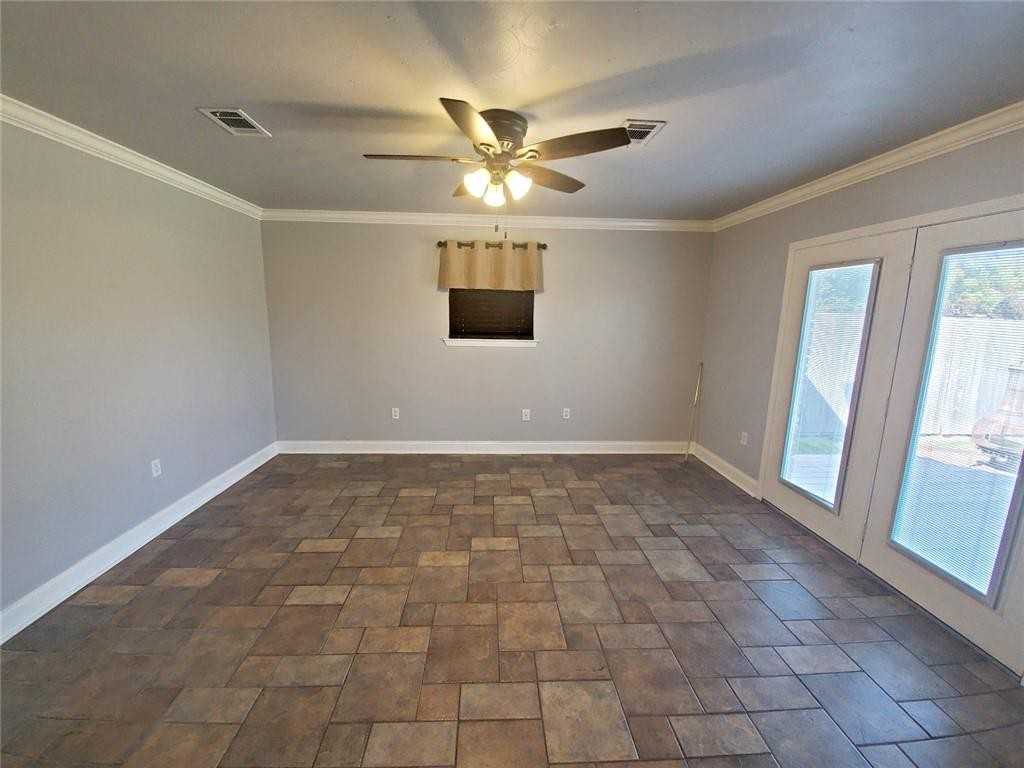 112 Stockfleth St - Photo 3 of 18
