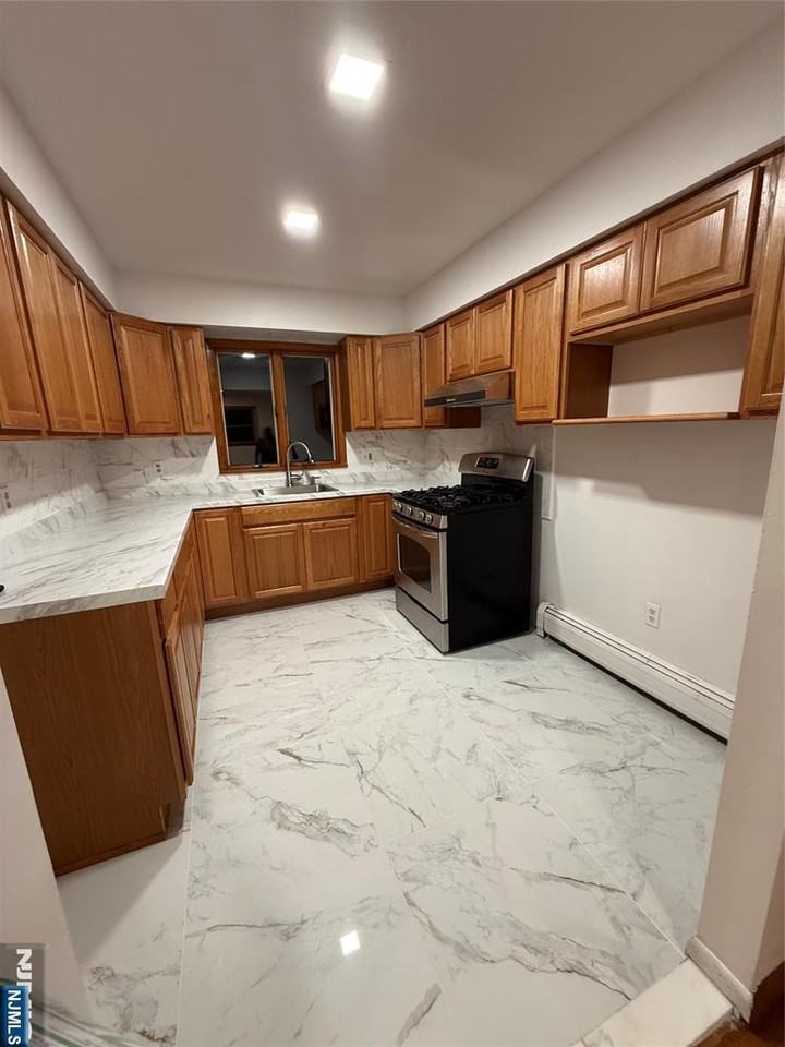 967 E 23rd St ##2 - Photo 7 of 23