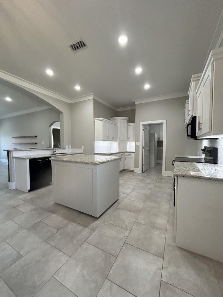 2914 138th St #1 - Photo 3 of 11