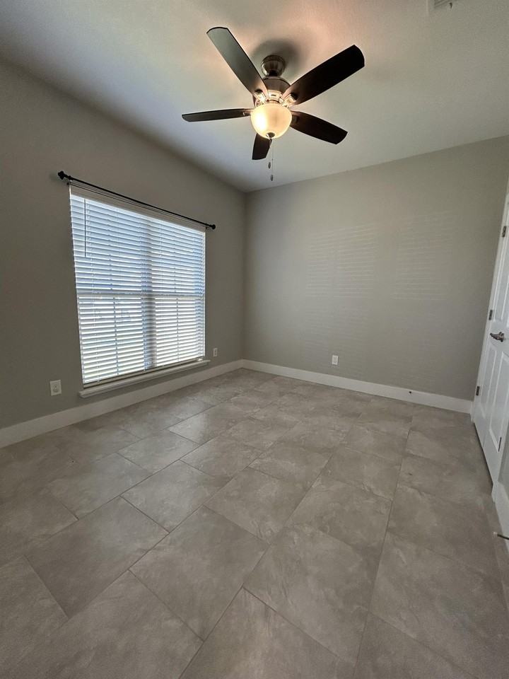 2914 138th St #1 - Photo 6 of 11