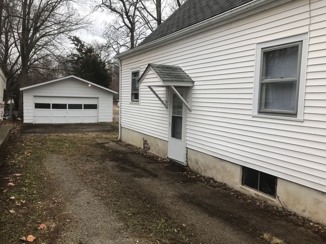 612 W Carpenter St - Photo 2 of 10