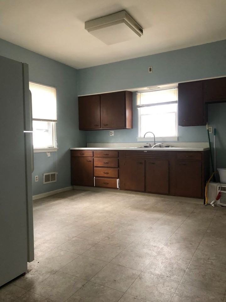 612 W Carpenter St - Photo 3 of 10