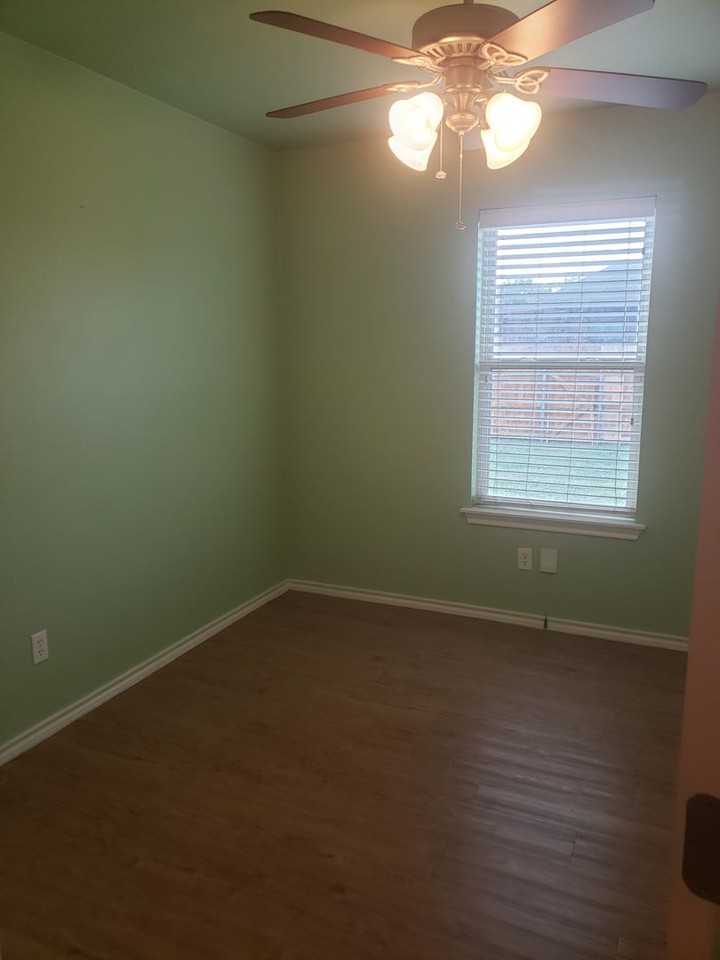 2102 Se 45th Ave - Photo 2 of 12